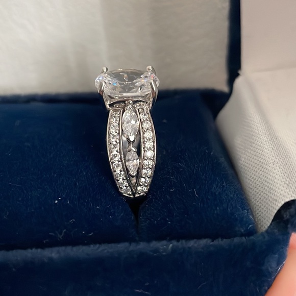 SOLD - Infinite Splendor Ring - Diamonisse; centre stone - 2.5 carats - Picture 9 of 11